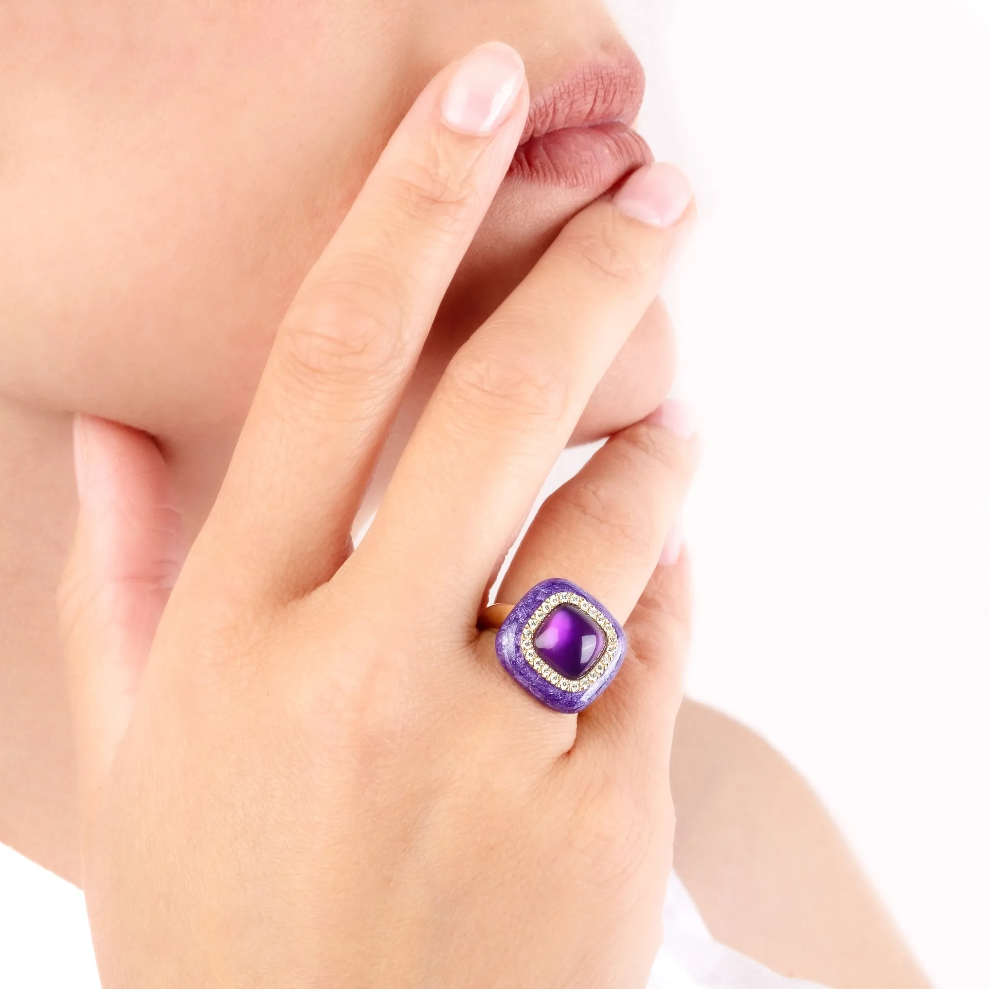 Violet enamel and amethyst 18k yellow gold and diamond ring